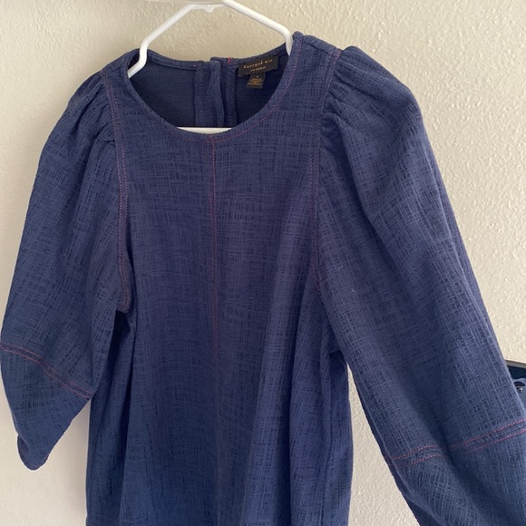 Soft top with puffed sleeves. Cute button back. - Picture 5 of 6